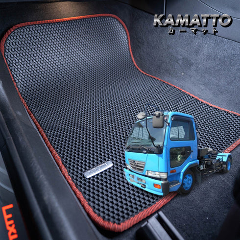 Kamatto Classic Nissan UD Crane Truck MK36 With Console (1993-2011) Car Floor Mat and Carpet